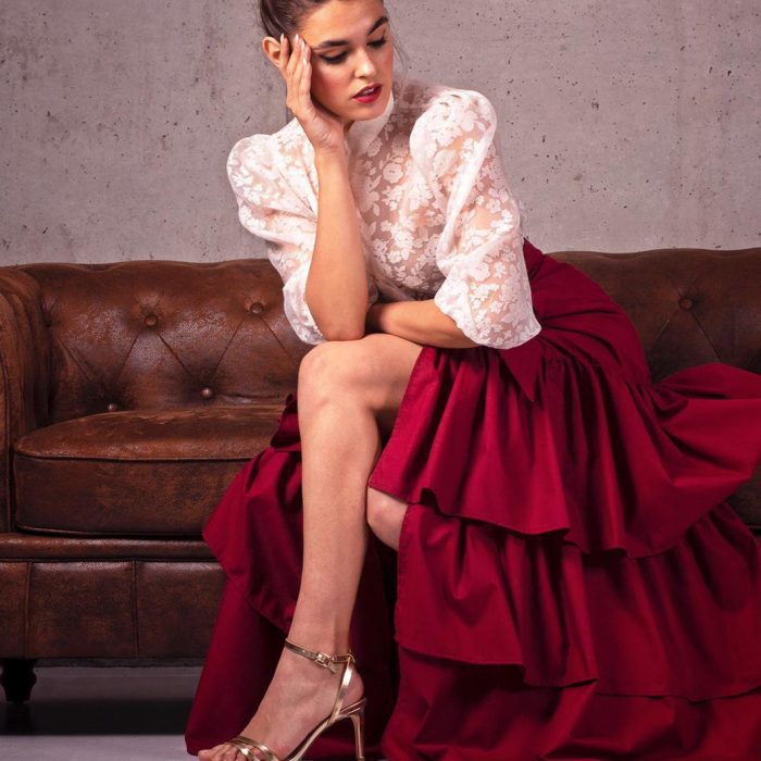 FALDA LARGA CÉLIZ CRUZADA CON VOLANTES EN COLOR BURDEOS