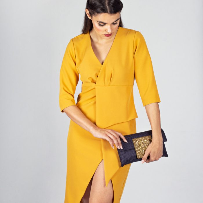 VESTIDO MIDI JULIET CON CORTES ASIMÉTRICO COLOR MOSTAZA