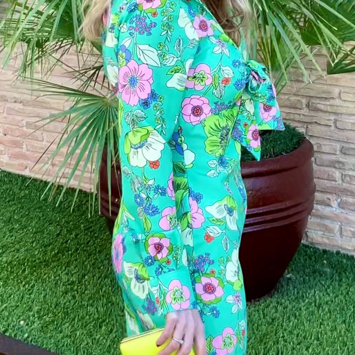 VESTIDO VERDE CORTO RECTO ABOTONADO Y LAZADA EN EL ESCOTE ESTAMPADO FLORAL