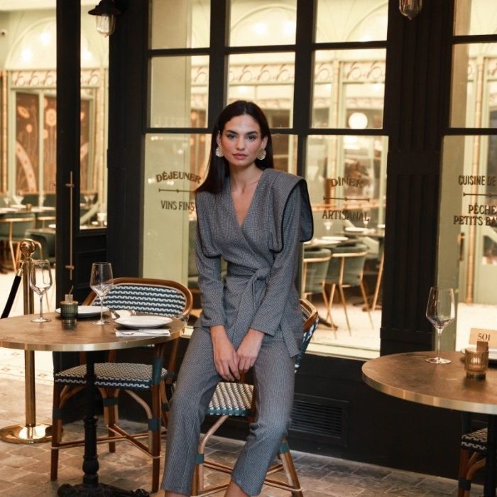 TRAJE INVITADA CHAQUETA Y PANTALÓN COLOR GRIS MICRO PATA DE GALLO CON SOLAPAS Y VIVOS