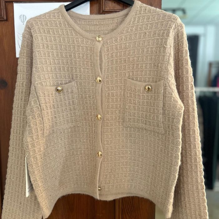 CHAQUETA DE PUNTO CAMEL CON BRILLO SUTIL Y BOTONES DORADOS
