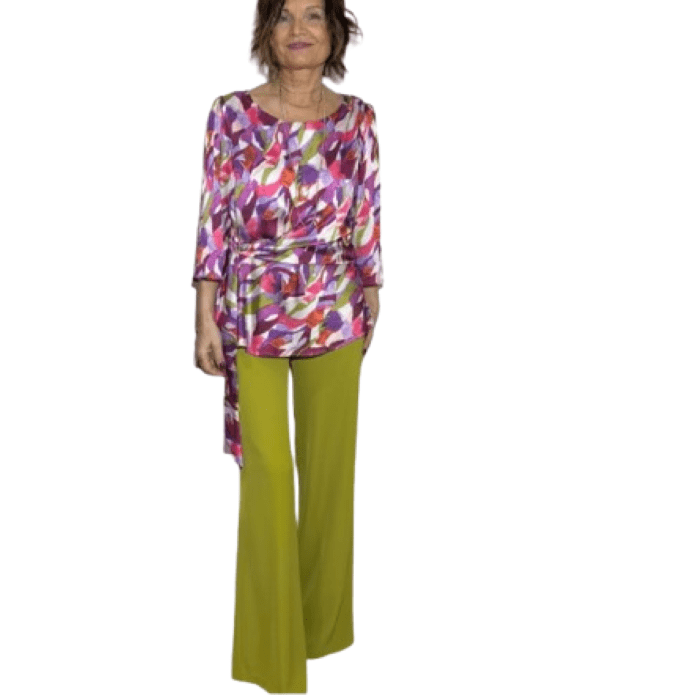 BLUSA DE VESTIR ESTAMPADA CON FRUNCIDO EN LA CINTURA Y MANGA ABULLONADA