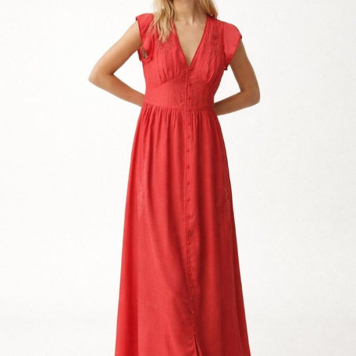 VESTIDO LARGO ROJO CORAL CON BORDADOS Y ESCOTE DE PICO