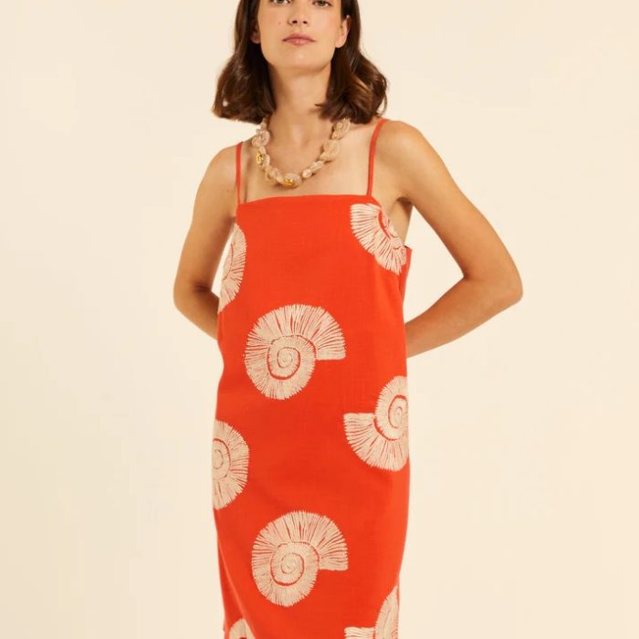 Vestido corto de tirantes Pepaloves con estampado de caracolas en tonos coral sobre fondo claro