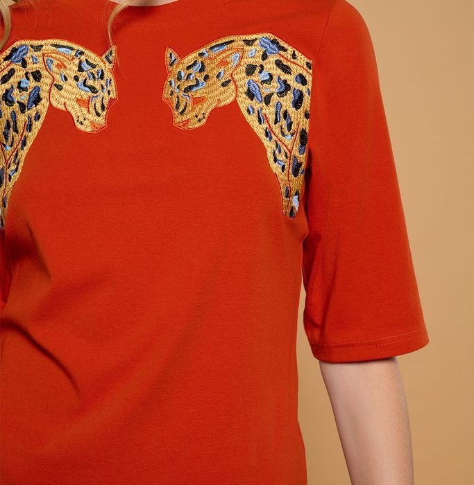 Camiseta roja de manga corta con bordado de leopardos en el pecho