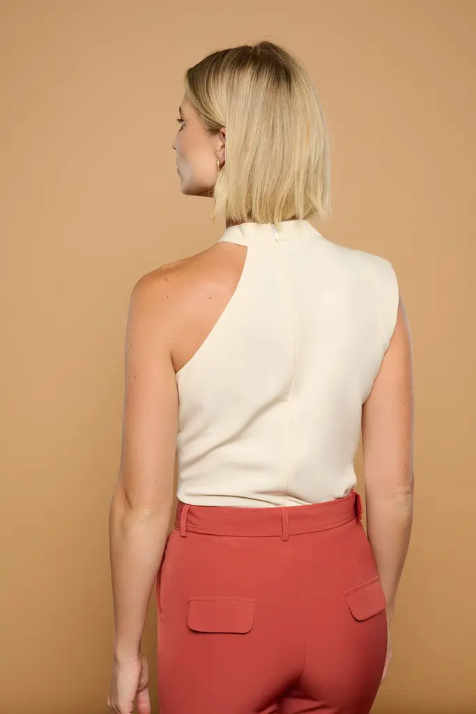 PEARL TOP MINUETO COLOR MAFIL CON HOMBRO ASIMÉTRICO Y CUELLO HALTER - Imagen 3