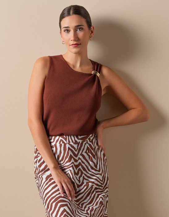 TOP CANALÉ FINO MUJER MARRÓN CHOCOLATE CON DETALLE METÁLICO