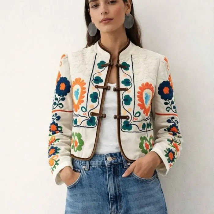 CHAQUETA BOHO CON BORDADO FLORAL MULTICOLOR Y RIBETES