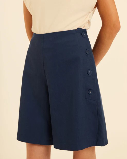 Bermuda azul de mujer con botones laterales y corte fluido de Pepa Loves