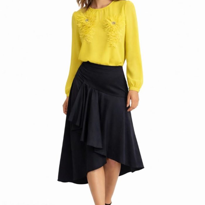 Blusa amarilla de mujer con flores en relieve elegante