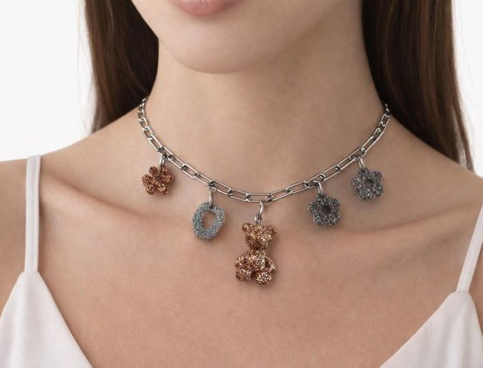 COLLAR PLATEADO CON CHARMS DE OSO Y FLORES BRILLANTES