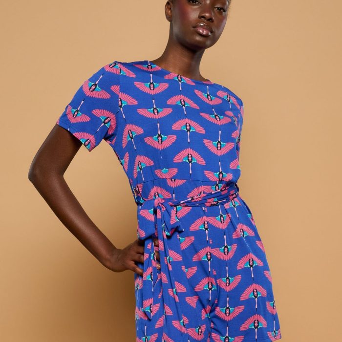 Mono corto Yaco de Minueto en azul con estampado de aves. Diseño fluido con manga corta y cinturón ajustable para un look cómodo y original.