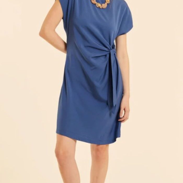 Vestido corto azul anudado de PepaLoves confeccionado en rayón y tencel con diseño fluido y manga caída