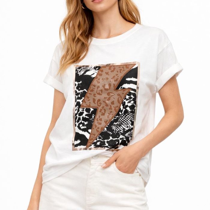 Camiseta blanca oversize con gráfico de rayo animal print y manga doblada en modelo sobre fondo blanco