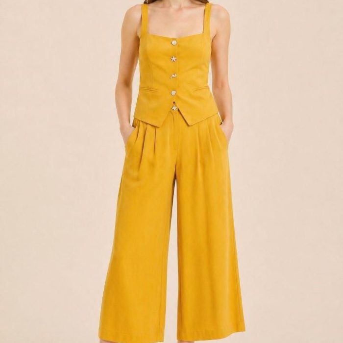 Culote con pinzas amarillo Pepaloves, de tiro alto y pernera amplia con botón joya metálico de estrella de mar.