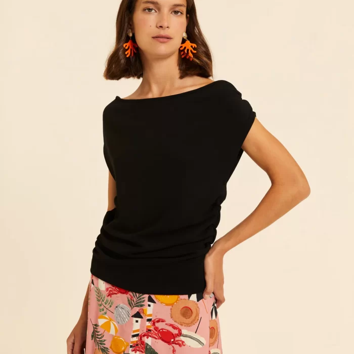 Top negro drapeado de mujer con cuello barca y manga corta de Pepa Loves