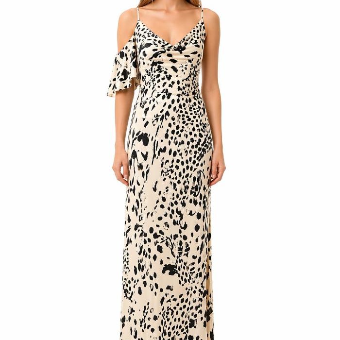 Vestido largo Afabilidad de Malala estampado animal print beige y negro con abertura lateral y hombro descubierto.