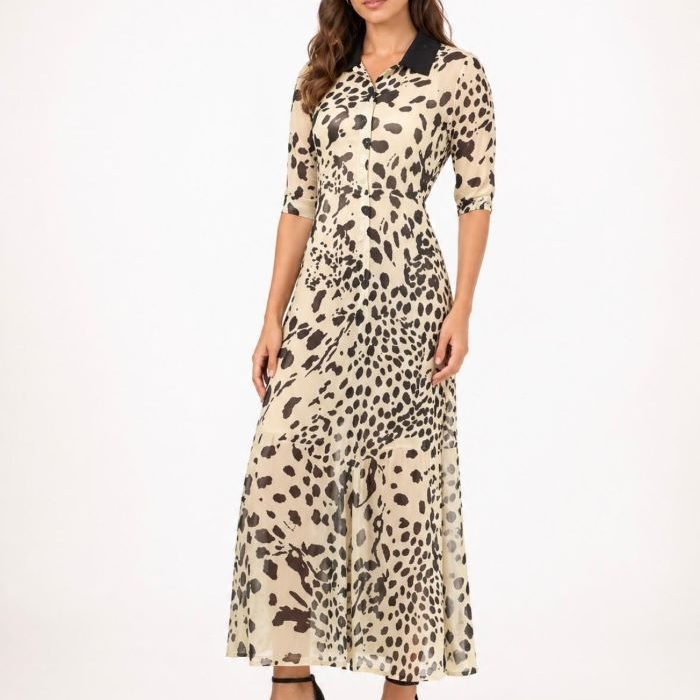 Vestido camisero largo con estampado animal print en negro sobre fondo amarillo suave y combinación interior color crema.