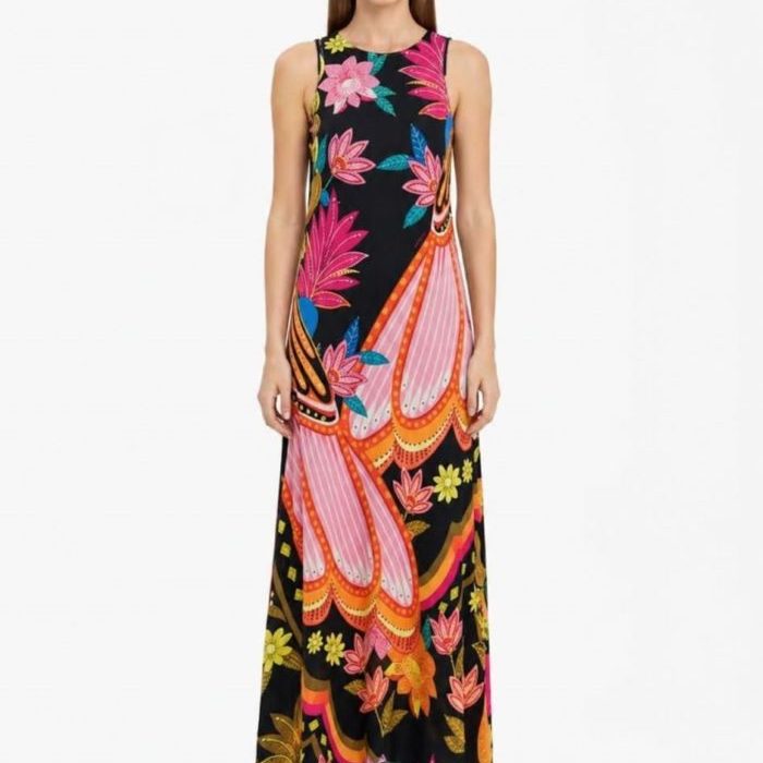 Vestido largo estampado multicolor de tul con forro hasta la rodilla y silueta fluida de Malalá.