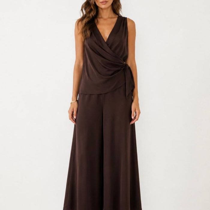 Conjunto marrón chocolate para mujer con pantalón palazo fluido y top cruzado sin mangas.