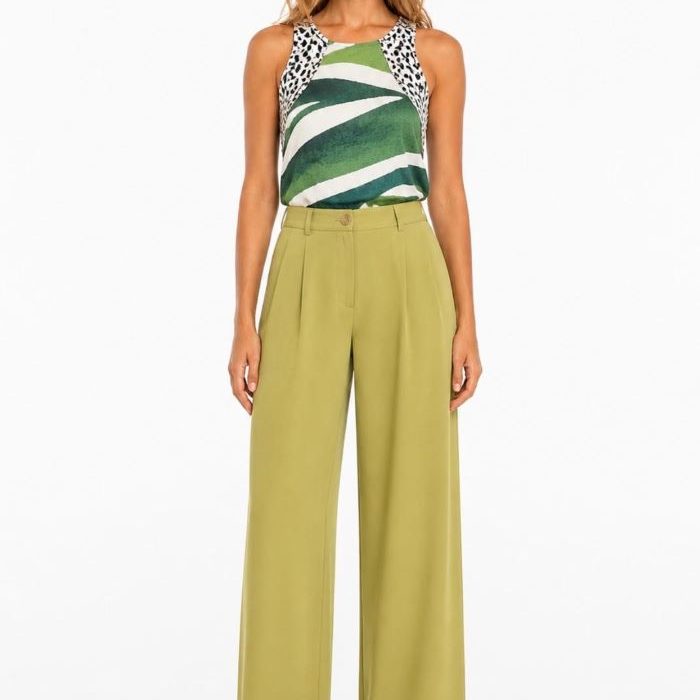 Pantalón verde BACAN de Malala de tiro alto con pernera ancha y pinzas frontales, estilo elegante y fluido