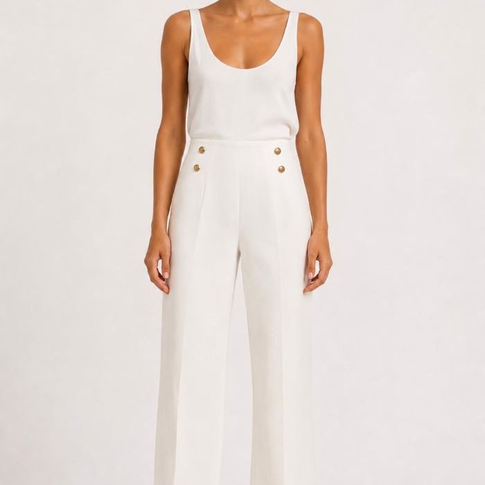 Pantalón recto blanco para mujer con cintura elástica, botones dorados decorativos y bolsillos laterales.