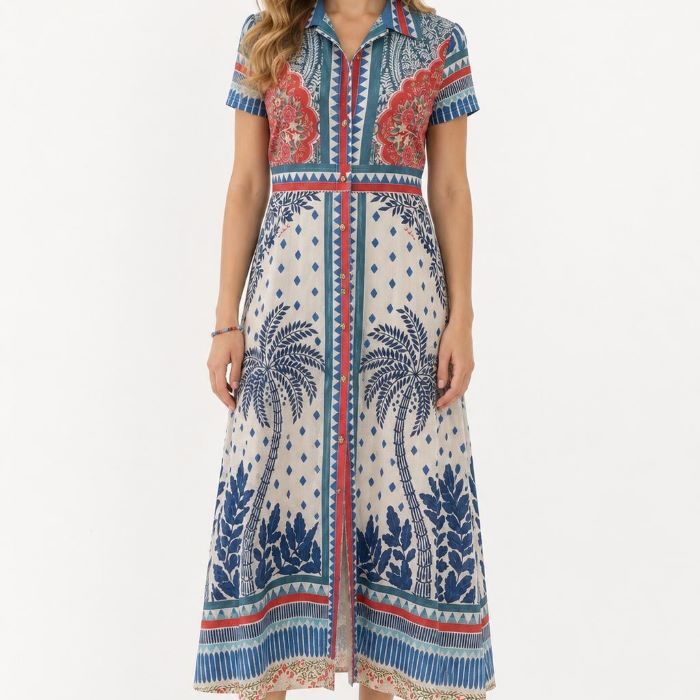 Vestido camisero largo de tul estampado Malala Afabilidad en tonos azul, coral y blanco, con botones dorados y sandalias rojas de tacón.