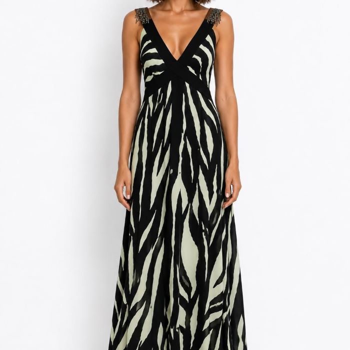 Vestido midi AMEYAL de Malalá en punto frío con estampado vainilla y negro, escote en pico cruzado y detalle joya en los hombros.