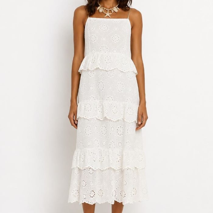 Vestido midi blanco bordado con volantes y diseño calado tipo broderie de estilo ibicenco.