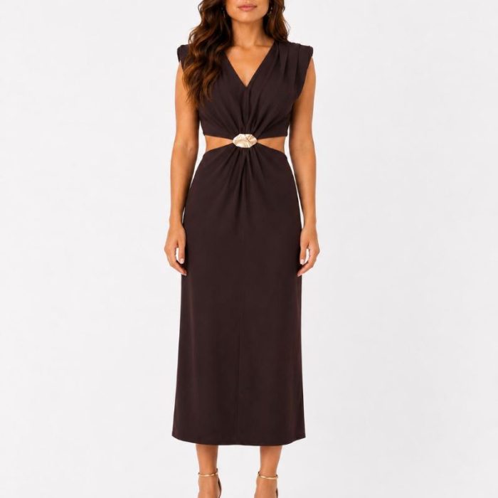 Vestido midi marrón chocolate con escote en pico, aberturas laterales en la cintura y detalle de broche metálico central en color dorado.