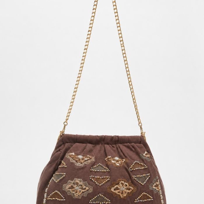 Bolso mediano de tela marrón con bordados artesanales, lentejuelas, cuentas decorativas y cadena dorada para mujer.