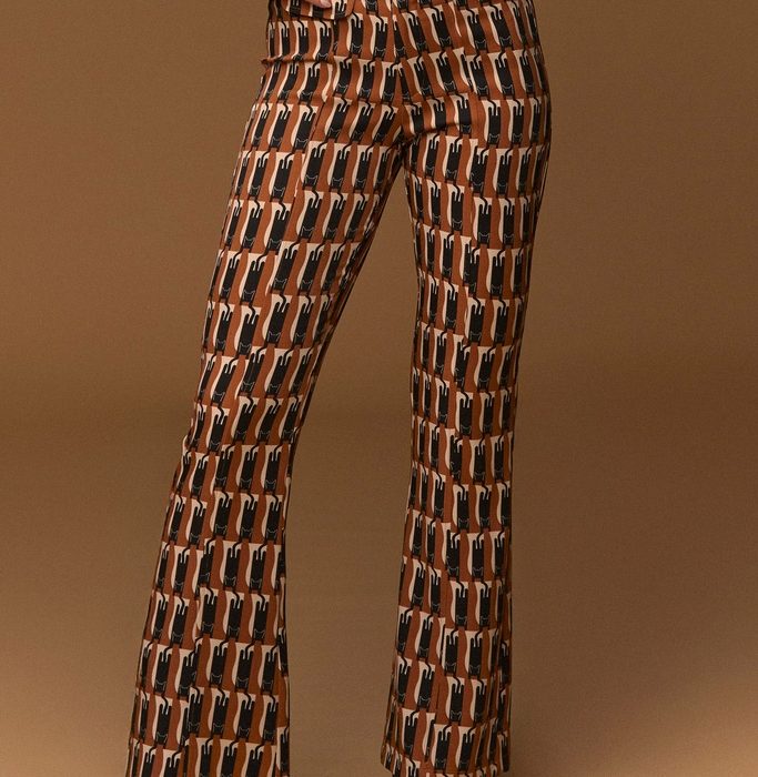 Pantalón Kat Minueto estampado de gatos de frente con corte ligeramente acampanado