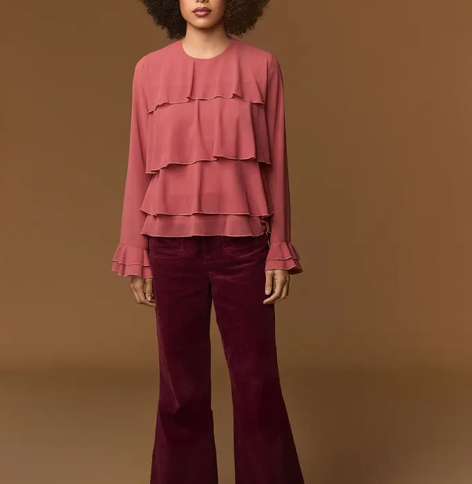 Blusa rosa Baroque Top de Minueto con volantes delanteros y manga larga