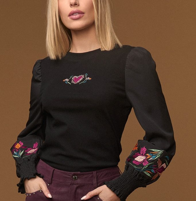 Black Boho Top de Minueto negro con mangas abullonadas y bordados florales