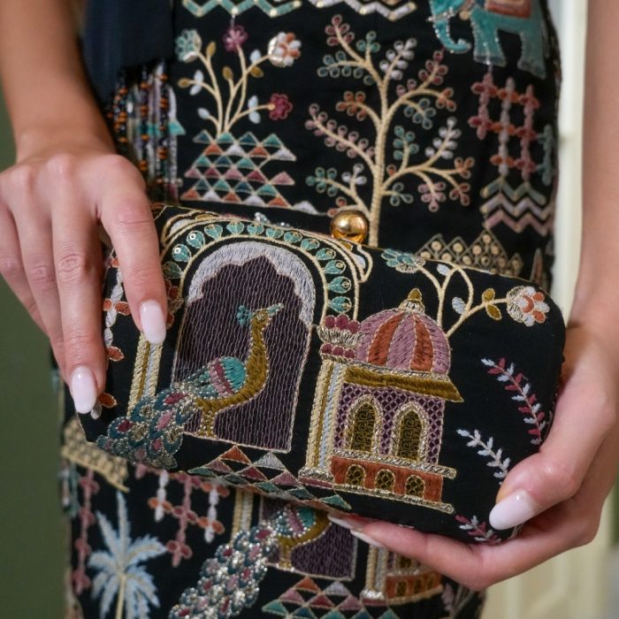 Bolso India Kahyra negro con bordados multicolor de fiesta