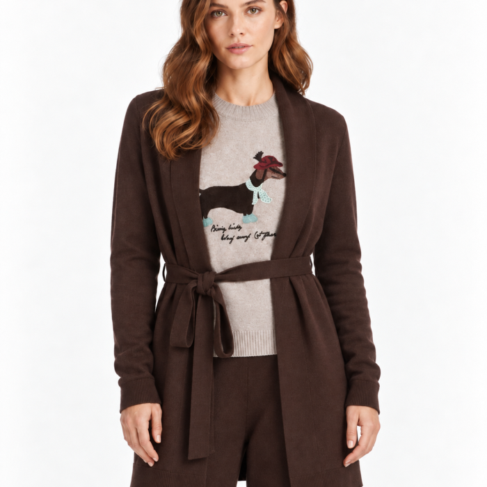 Chaqueta marrón chocolate de punto Le Maillé para mujer, abierta y con cinturón a juego, combinada con jersey claro.