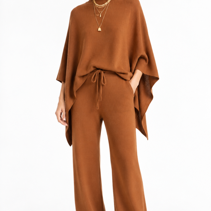 Conjunto capa y pantalón Le Maillé marrón de punto con cuello cisne, capa asimétrica y pantalón ancho.