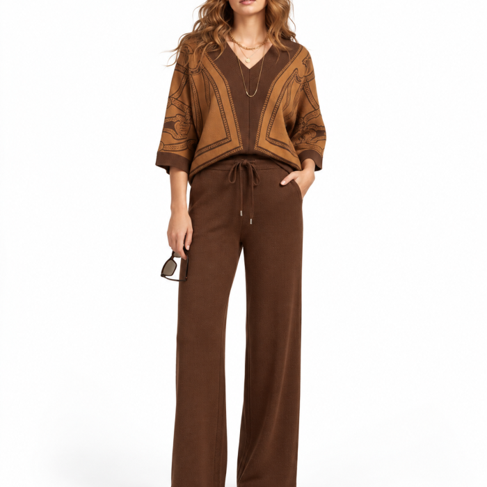 Conjunto Lemaille jacquard marrón de punto con jersey de manga murciélago y pantalón ancho con bolsillos.