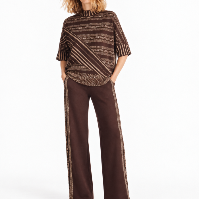 Conjunto de punto Lemaille marrón chocolate con jersey de manga murciélago, estampado geométrico tipo greca y pantalón ancho con bolsillos y cintura elástica, vista frontal.