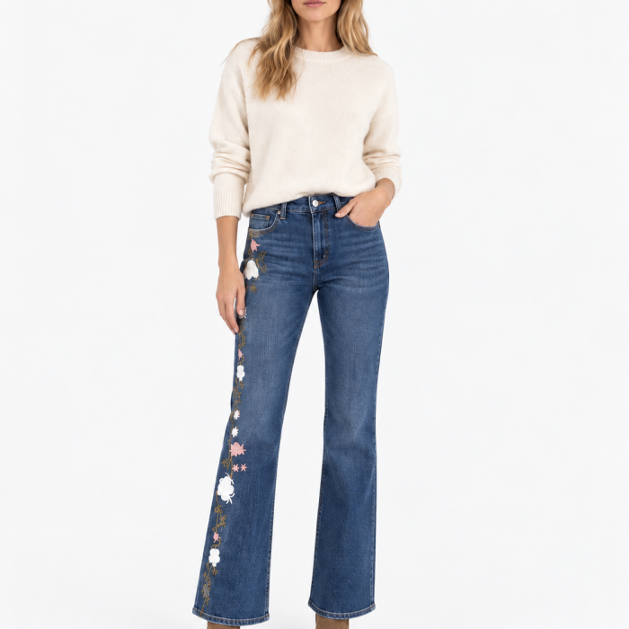 Jeans bordado Exsy Italia de mujer en color denim azul, ligeramente acampanado, con elastano y bordado floral en la parte delantera de la pierna derecha.