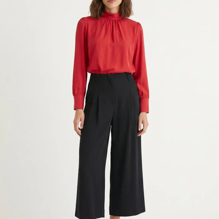 Pantalón negro Pepaloves de tiro alto con pinzas y pernera ancha visto de frente