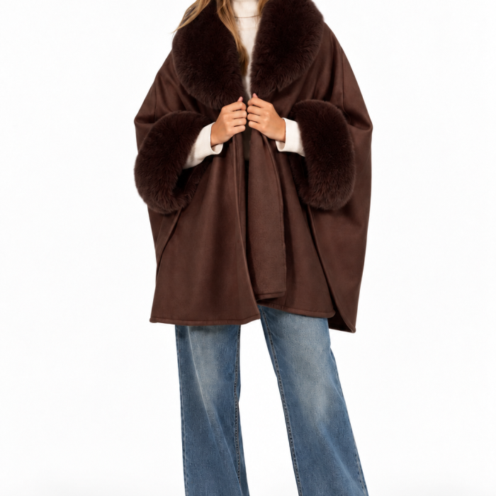 Poncho capa marrón Kahyra con cuello y puños de pelo combinado con pantalón vaquero de frente