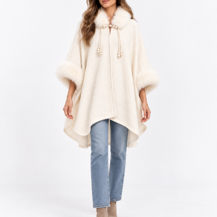 Poncho capa Lemaille en color crudo con capucha y puños de pelo, tejido con textura, combinado con vaquero y botines.