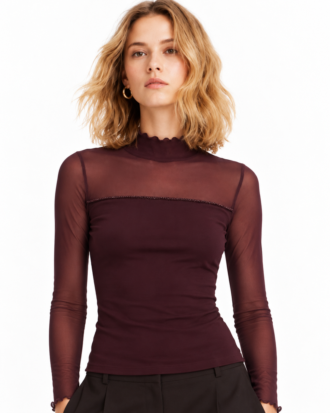 Top burdeos Lemaille para mujer con manga larga semitransparente, cuello ligeramente subido y detalle de piedras.
