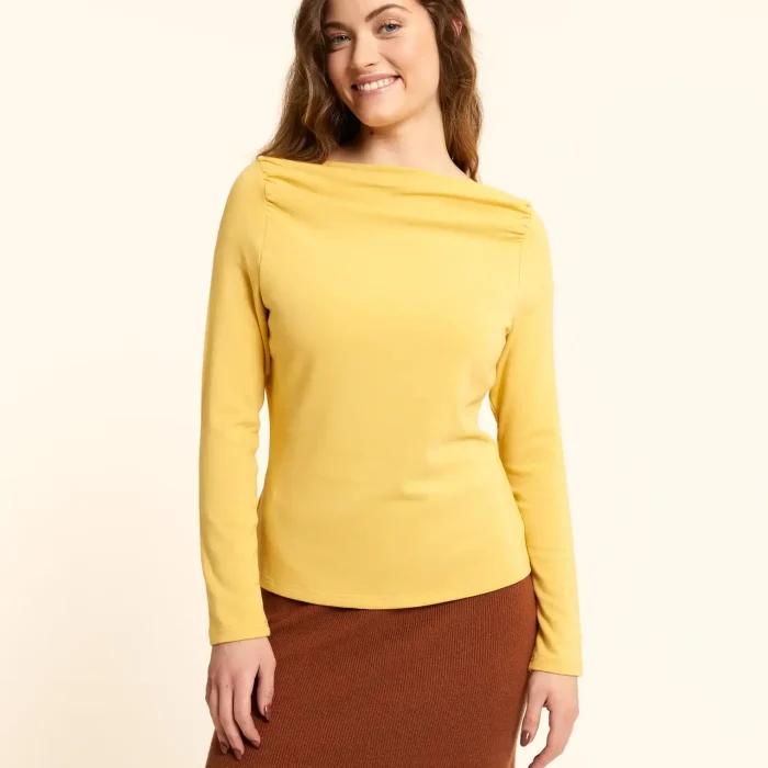 Top Camila amarillo de punto fino con cuello barco y manga larga visto de frente