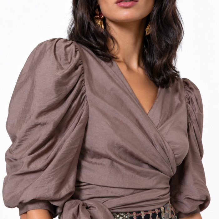 Top Dulzura Taupe Káhyra de mujer con escote cruzado, manga abullonada y lazada en la cintura.