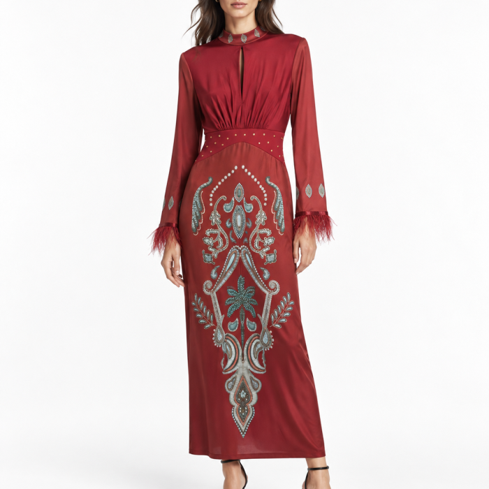 Vestido Canadá burdeos de punto con plumitas en las mangas y mini tachuelas en la cintura vista frontal