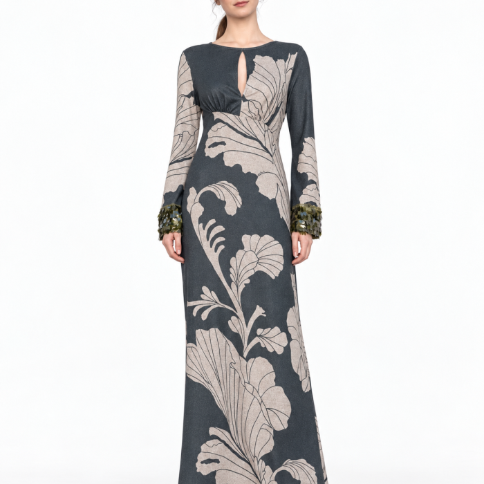 Vestido largo Persía de Malalá verde oscuro de punto con estampado botánico, acabado lurex y puños de lentejuelas grandes. Vista frontal.
