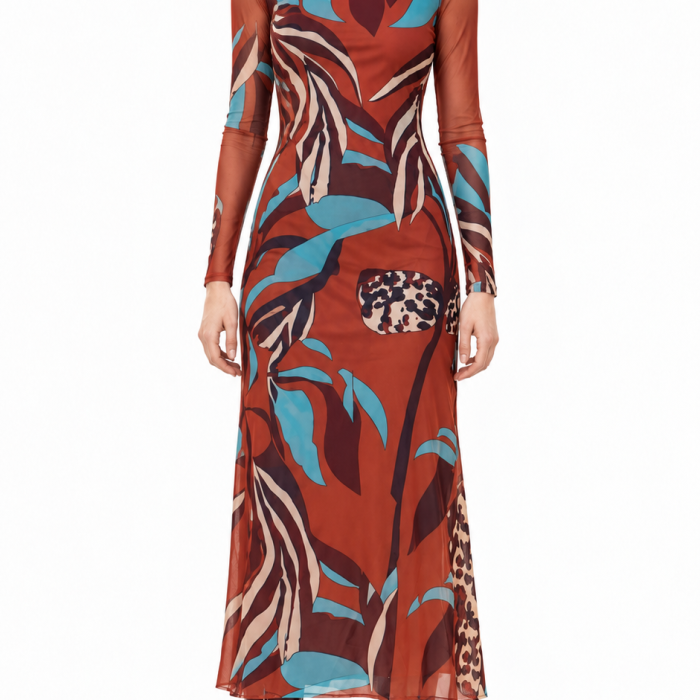 Vestido SUMERIA de Malalá en tul estampado en tonos teja, turquesa, burdeos y crema, de manga larga y cuello redondo, visto de frente sobre modelo.
