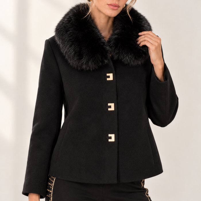 Detalle de chaqueta negra Lemaille con cuello de pelo suave y tres cierres dorados.